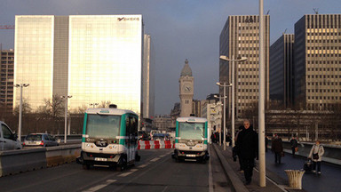 W Paryżu pojawiły się elektryczne minibusy bez kierowcy