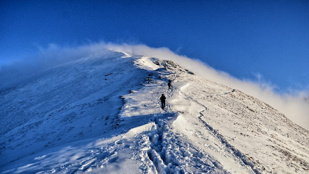 Szlaki turystyczne w Tatrach już od wysokości 1300 m n.p.m. znajdują się pod grubą warstwą świeżego śniegu. Na Kasprowym Wierchu w czwartek rano leżało 25 cm białego puchu - informuje Tatrzański Park Narodowy.