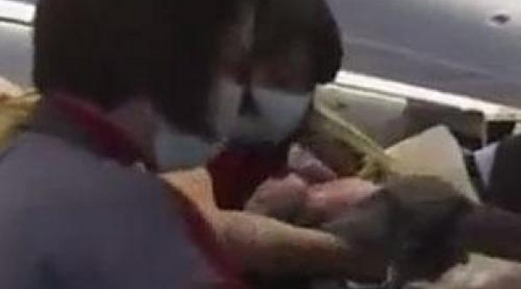 Tapsviharral köszöntötték az utasok a repülőn született csecsemőt - videó!