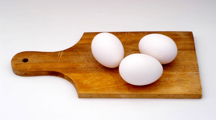 A tojást akkor öntsük a serpenyőbe, ha a zsiradék már habzik /Illusztráció: Northfoto