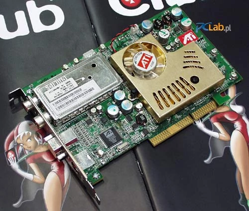 Club-3D All-in-Wonder RADEON 9600 XT. Karta taktowana jest zegarami 500 MHz dla GPU i 650 MHz efektywnie dla pamięci. Ma zintegrowany tuner telewizyjny i radiowy.