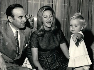 Rupert Murdoch ożenił się z Anną dwa lata przed zbrodnią, w 1967 roku. Druga z czterech jego żon urodziła mu trójkę dzieci – Elisabeth, Lachlana i Jamesa, przed ich rozwodem w 1999 roku. Na zdjęciu małżeństwo w 1969 roku w swoim domu w Londynie z 14-miesięczną Elizabeth.