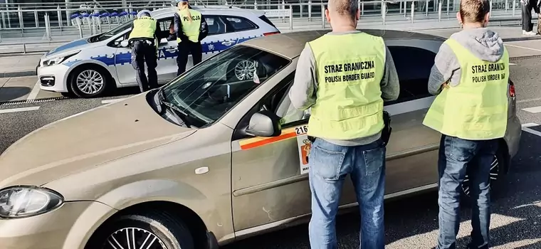 Straż Graniczna sprawdziła kierowców Ubera i Bolta przed lotniskiem Chopina. Aresztowano cztery osoby