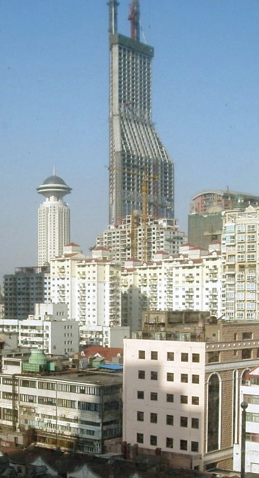 Shimao International Plaza w Szanghaju. Wieżowiec liczy 333 m wysokości, jego budowa została ukończona w 2005 r. Fot. wikipedia.commons.org., licencja: Creative Commons Attribution-Share Alike 3.0 Unported