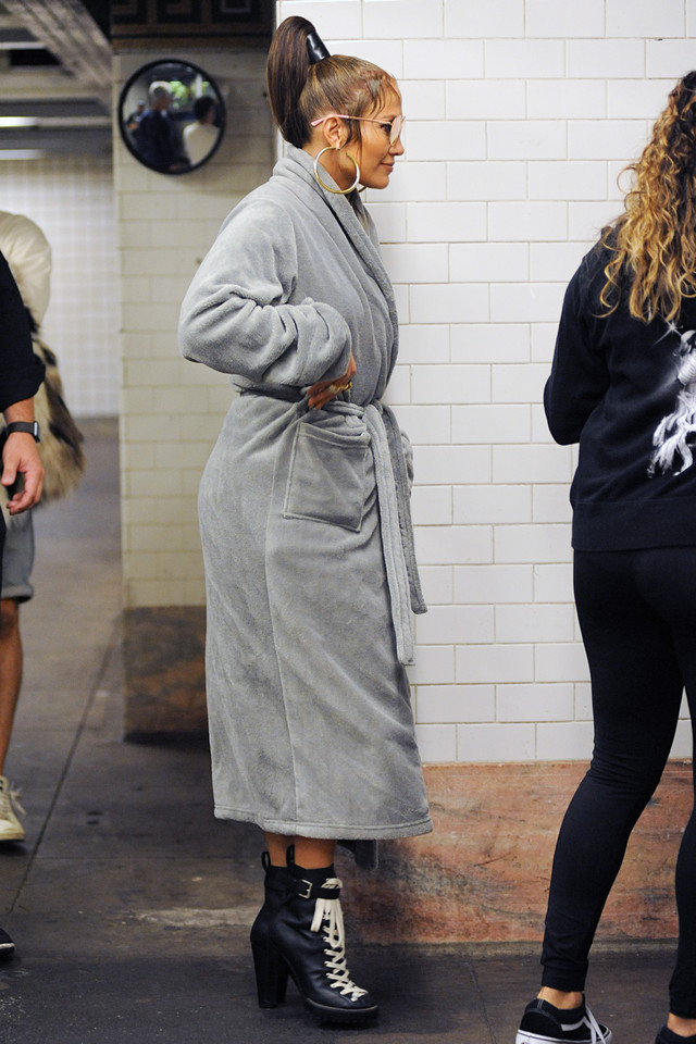 Jennifer Lopez w szlafroku na ulicy