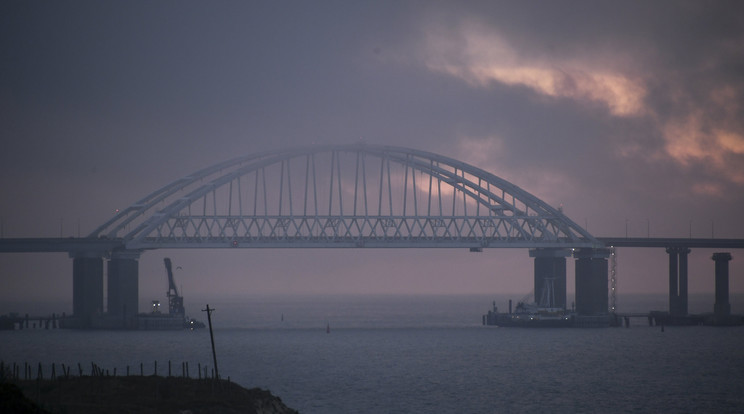 A Kercsi-híd a Fekete-tengert és az Azovi-tengert összekötő Kercsi-szoros közelében/ Fotó: MTI/AP