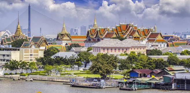 <b>9. Bangkok</b>
<br></br>
Ocena czystości: 8,36 na 10
<br></br>
Tajlandzki Bangkok także nierzadko zaskakuje m.in. europejskich gości hotelowych niewysokim standardem czystości pokoi hotelowych.  
<br></br>
Czym jest konkretnie czystość w hotelu? Trzeba zacząć od pierwszego wrażenia, czyli fasady i wejścia. Nawet czysty pokój hotelu nie ma szans na gości, jeśli ci nabiorą dystansu do oferty widząc brudną, starą fasadę budynku z licznymi ubytkami tynku. Brud w hallu wejściowym, bałagan na pulpicie recepcji czy nieświeże kanapy dla oczekujących tworzą bardzo silne pierwsze wrażenie, które trudno zamazać w głowie hotelowego gościa.