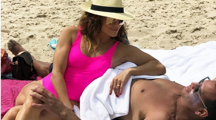 Jennifer Lopez (párjával, Alex Rodriguezzel) ujján titokzatos gyűrű tűnt fel. Vajon eljegyzési ékszer? /Fotó: Instagram