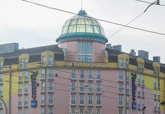 Chcą uratować fasadę słynnego hotelu z lat 90. "Czy nam się podoba, czy nie, jest ikoną"