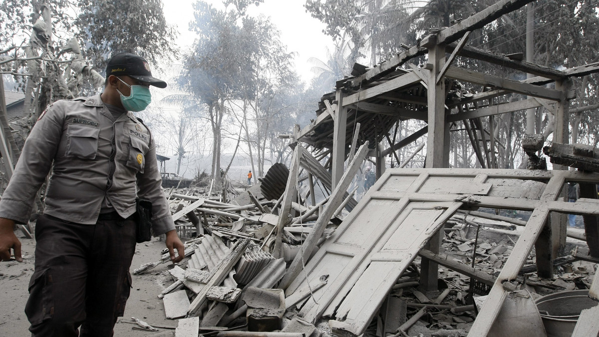 Już 122 osoby zginęły w rezultacie erupcji wulkanu Merapi na indonezyjskiej wyspie Jawa - podało indonezyjskie centrum zarządzania kryzysowego. Przebudzenie się wulkanu nastąpiło 26 października. Poprzedni bilnas mówił o 92 zabitych.