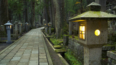 Cmentarz Okunoin w Japonii - spacer najspokojniejszą aleją świata