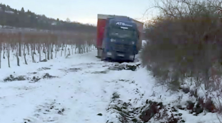 A török kamionos Eger közelében egy földúton ragadt a sárba. 
Két nap után mentették ki/Fotó:ATV