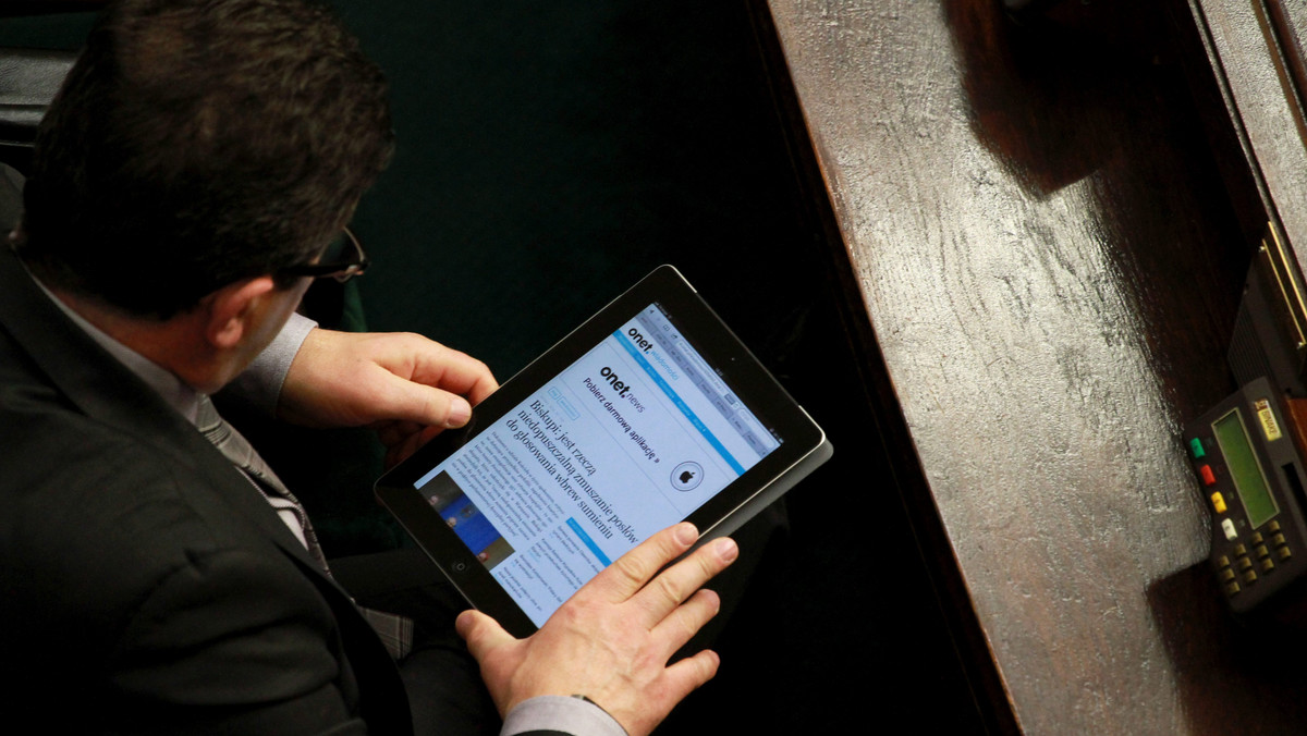 Senatorowie, podobnie jak wcześniej posłowie, zdecydowali się na zakup służbowych tabletów - informuje "Fakt". Według informacji, do jakich dotarła gazeta, Senat wyda na zakup elektronicznych gadżetów co najmniej 360 tys. złotych.