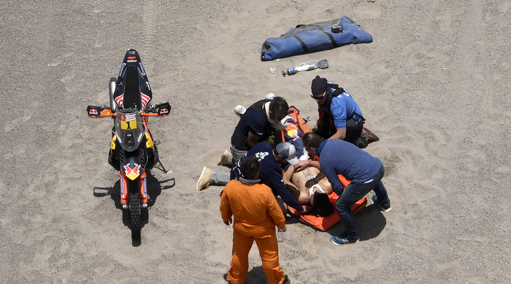 A motoros címvédő,
a brit Sam Sunderland 
nagyot esett, kórházba szállították /Fotó: AFP