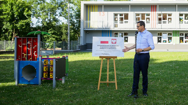 Morawiecki rozdaje pieniądze na przedszkola i żartuje z TVN-u