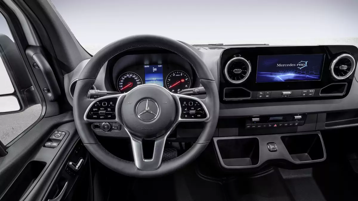 Mercedes chwali się, że schowki projektowano m.in. z uwzględnieniem miejsc na smartfony kierowcy i pasażera. Będzie ładowanie indukcyjne. Na zdjęciu najdroższa wersja z ekranem dotykowym. Mercedes Sprinter