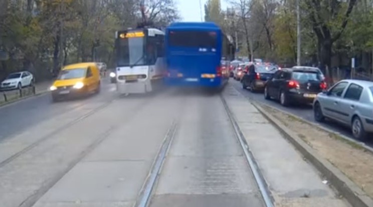 Szinte súrolta a busz a villamost