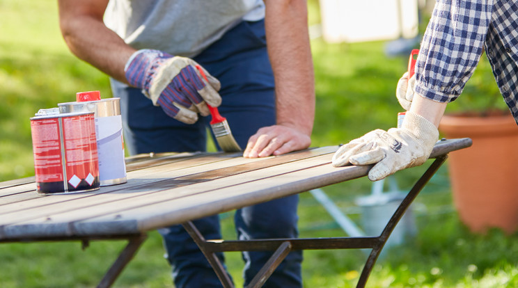 A fából készült kerti bútorok felújítására, karbantartására két-három évente kerítsünk sort / Fotó: Shutterstock