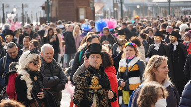 Tłumy turystów, głównie cudzoziemców, na karnawale w Wenecji