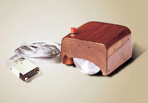 40 lat temu naukowiec Doug Engelbart z kawałka drewna wykonał pierwszą mysz. Urządzenie miało tylko jeden przycisk