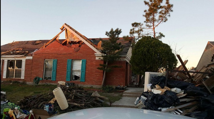 Bontás előtt így nézett ki a viharkárosult ház / Fotó: Twitter