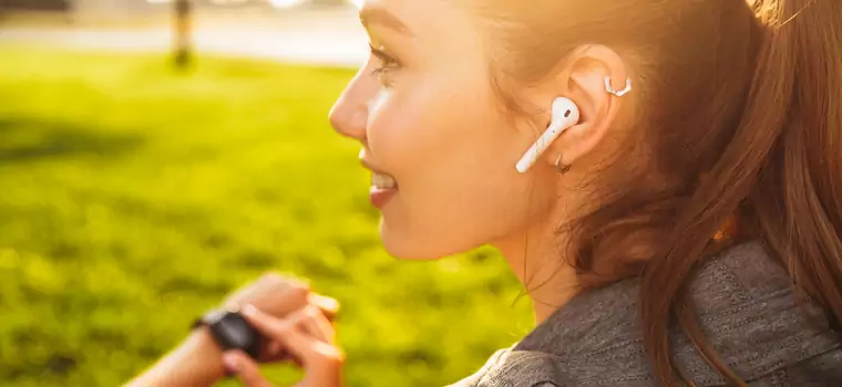 Test 14 prawdziwie bezprzewodowych słuchawek. Apple AirPods zagrożone?