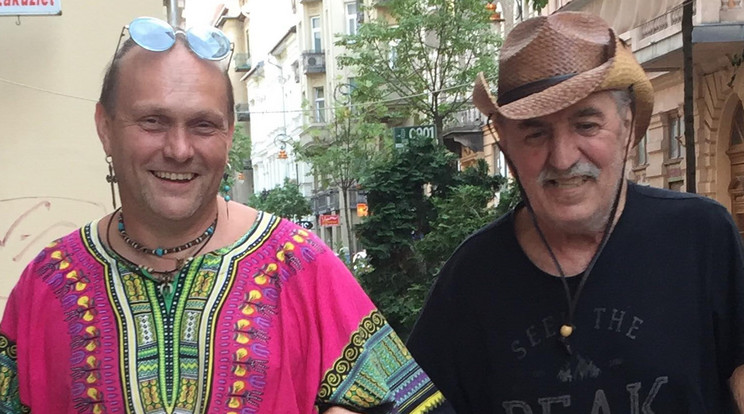 Orbán Józsit régi barátja,
Benkő Balázs vitte le a városba, kicsit átmozgatták a zenész izmait