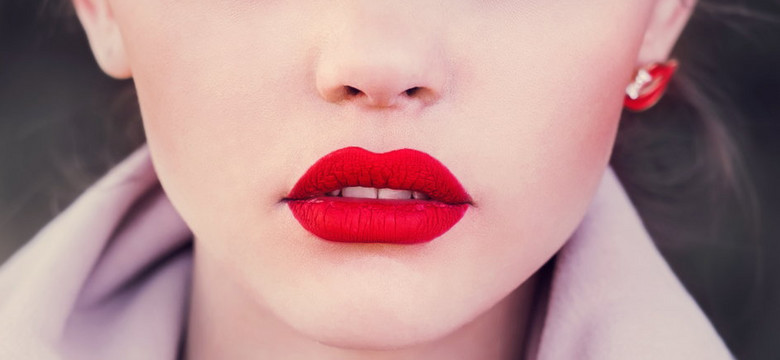 Odważny akcent na usta. Zobacz, jak dobrać odcień szminki i jak najlepiej nosić ciemne kolory