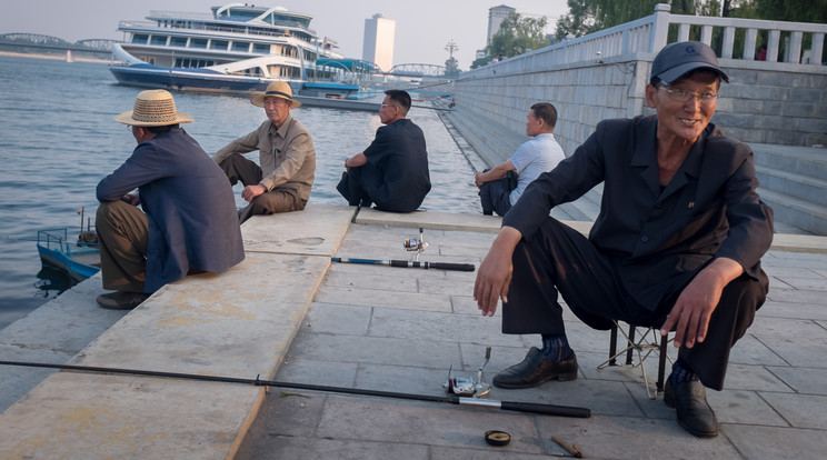 Halászok beszélgetnek az aznapi fogásról Phenjan főterén /Fotó: Northfoto