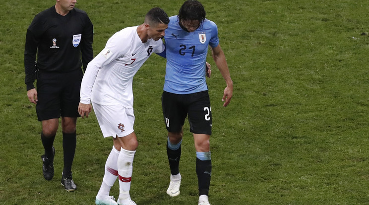 Ronaldo segíti le Cavanit: a portugálok elleni meccsen sérült meg a klasszis /Fotó: MTI/AP/Darko Vojinovic