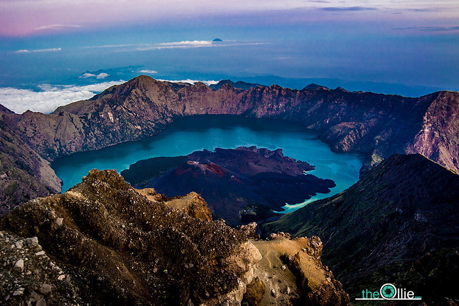 Patrząc z góry na kalderę Rinjani nabierało się do niego jeszcze większego szacunku. Jest ogromna