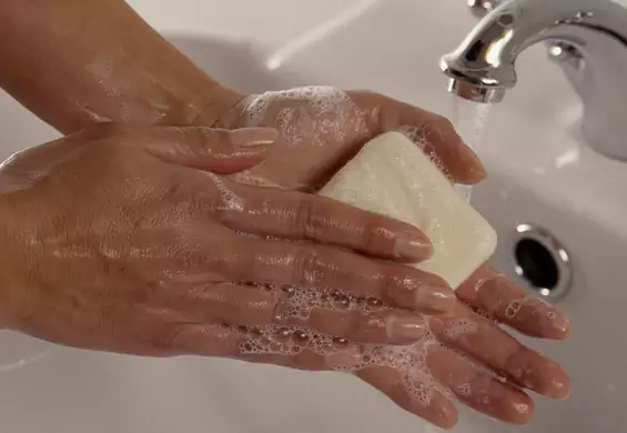 Dzięki pandemii Polacy częściej zaczęli myć dłonie. A co z resztą?