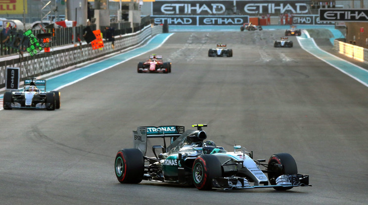 Nico Rosberg sorozatban harmadszor győzte le Lewis Hamiltont /Fotó: MTI/EPA/Srdjan Suki