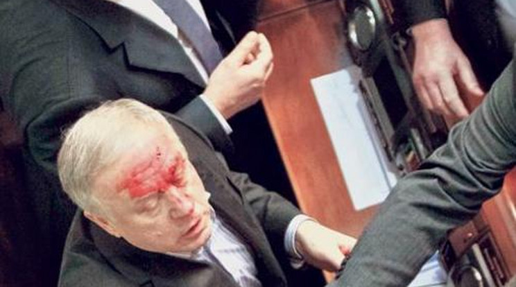Vér folyt az ukrán parlamentben