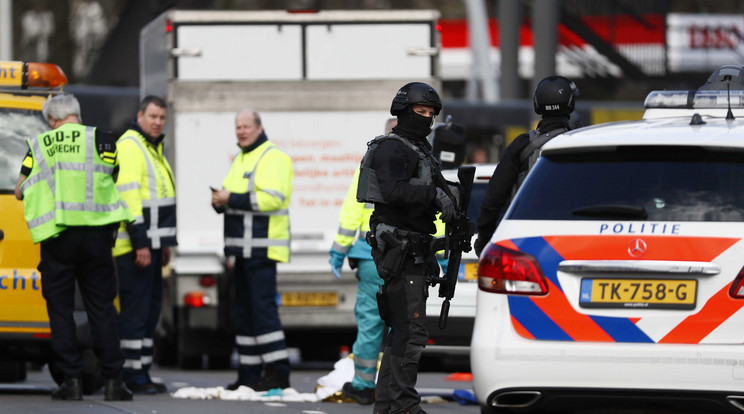Rendőrök és mentők az Utrecht belvárosában elkövetett lövöldözés helyszínén / Fotó: MTI EPA ANP Robin Van Lonkhuijsen