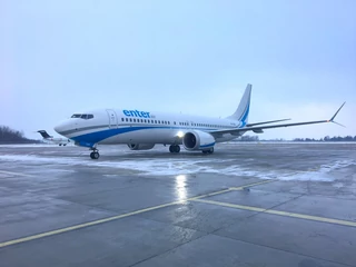 Należący do Enter Air Boeing 737 MAX 8 po przylocie do Warszawy w styczniu 2019 r.