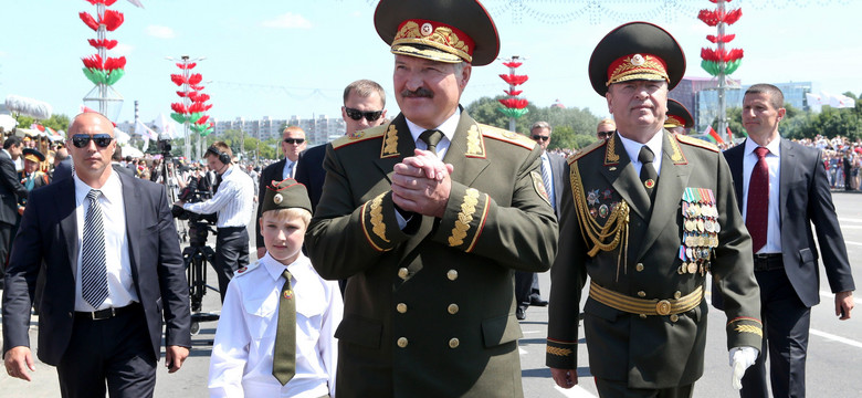 Następca dyktatora Łukaszenki wymachuje złotym pistoletem