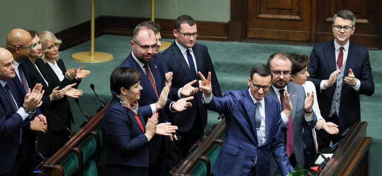 Odprawy dla dwutygodniowego rządu Mateusza Morawieckiego. Ministrowie nie mówią jednym głosem