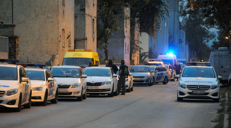 Rendőrségi akció zajlott a Hős utcában / Fotó: MTI-Mihádák Zoltán