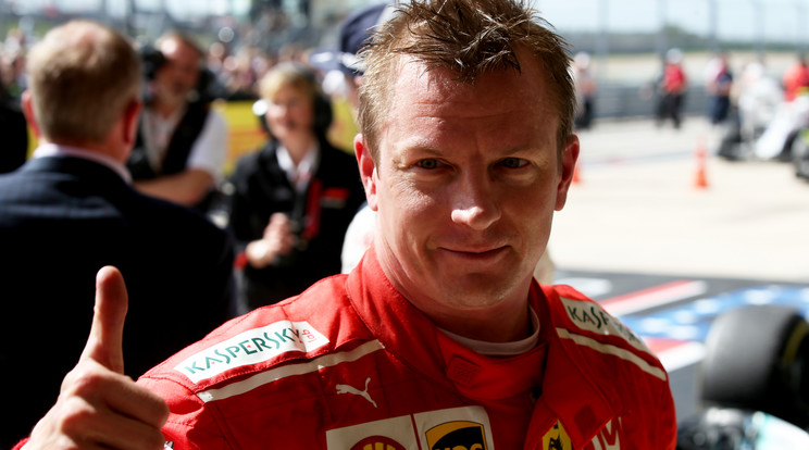 Ilyet sem túl sűrűn látni:
Kimi Räikkönen arról is híres, hogy nem mutatja ki az érzelmeit, ám vasárnapi sikere után még egy mosolyt is elengedett /Fotó: Getty Images