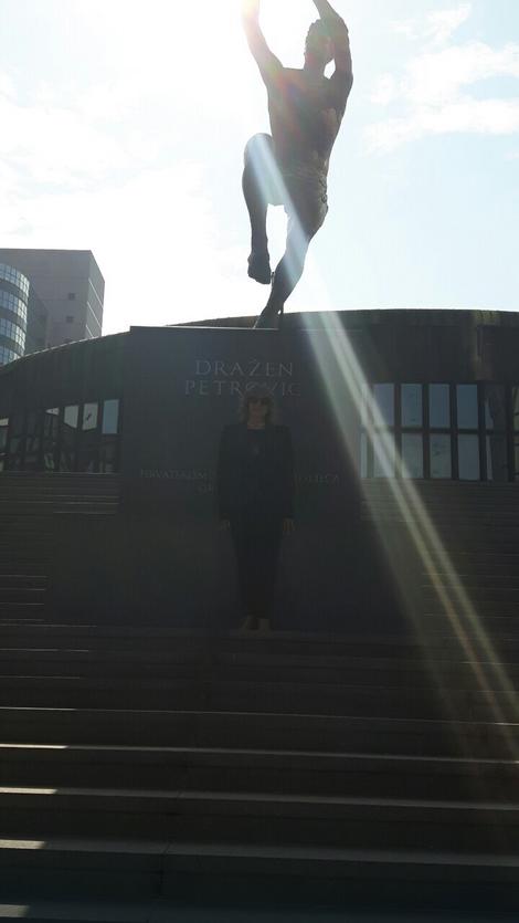 Biserka Petrović ispred Draženove biste