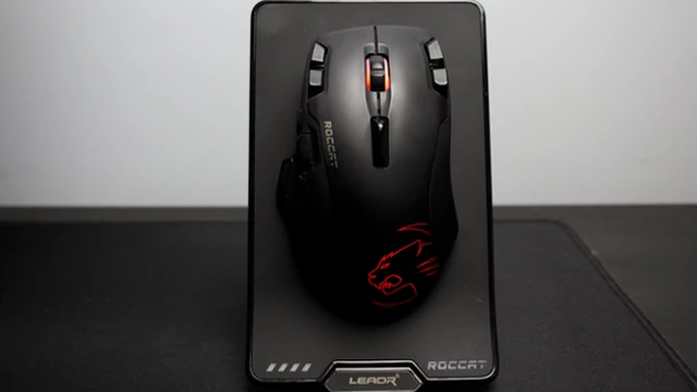 Roccat Leadr to mysz bezprzewodowa, którą ładować możemy zarówno kablem, jak i odkładając na stację dokującą.