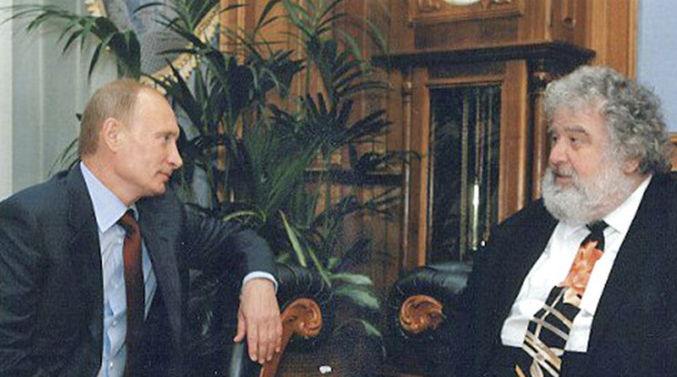 Putyin (balra) 
és a már eltiltott 
Chuck Blazer 
FIFA-tag/Fotó:Chuck Blazer Blog