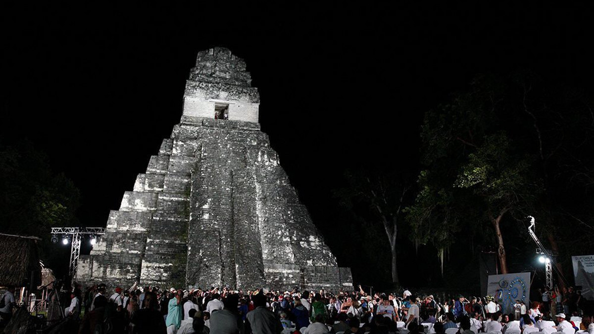 Na oczach tysięcy gości kilkudziesięciu kapłanów Majów z Gwatemali i innych państw powitało o świcie (po południu czasu polskiego) w ruinach miasta Tikal, na północy kraju, pierwsze promienie słoneczne w pierwszym dniu nowej ery.