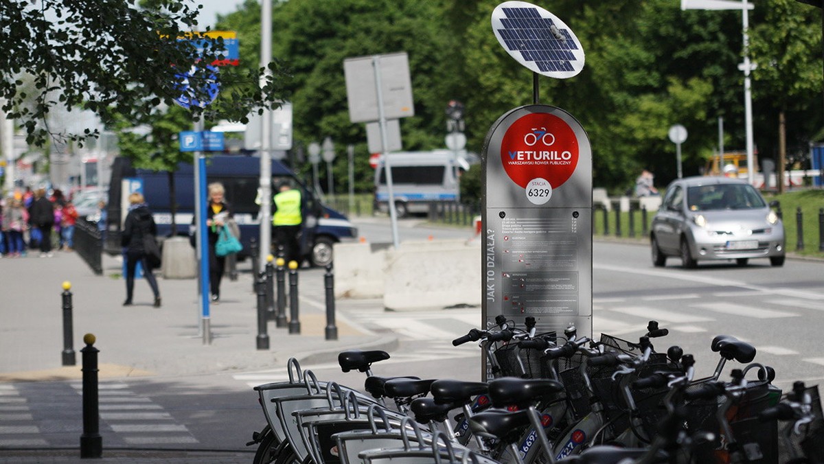 Sezon rowerowy w pełni. W stolicy po ścieżkach rowerowych i ulicach porusza się mnóstwo jednośladów. Część osób dojeżdża nimi do pracy. Czy tak popularne wypożyczalnie rowerów miejskich znalazłyby amatorów w podwarszawskich miejscowościach? Może byłaby to atrakcyjna alternatywa dojazdu do pracy?