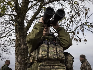 Ukraiński żołnierz wypatruje zagrożenia z powietrza