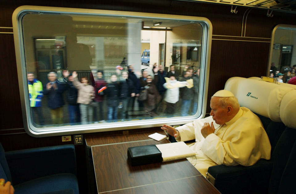 Tłumy wiernych pozdrawiają papieża Jana Pawła II, który odjeżdża pociągiem z Watykanu do Asyżu (2002 r.)