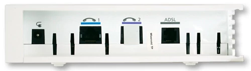Złącze zasilania oraz porty telefonu i linii ADSL  można zamaskować specjalną zasuwką