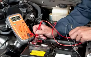Holowanie, popychanie czy pożyczanie prądu - jak uruchomić samochód z rozładowaną baterią