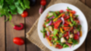 Poznaj przepis na ciecierzycę z warzywami w formie sałatki. Tego smaku nie zapomnisz na długo!